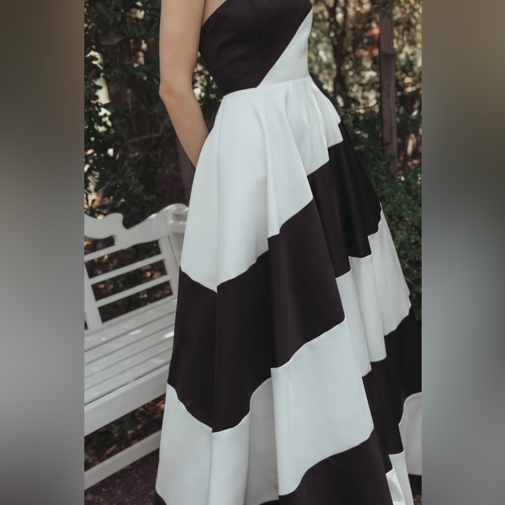 MAC DUGGAL
Black and White Striped Satin Strapless Ball Gown Anthropologie - Picture 13 of 14